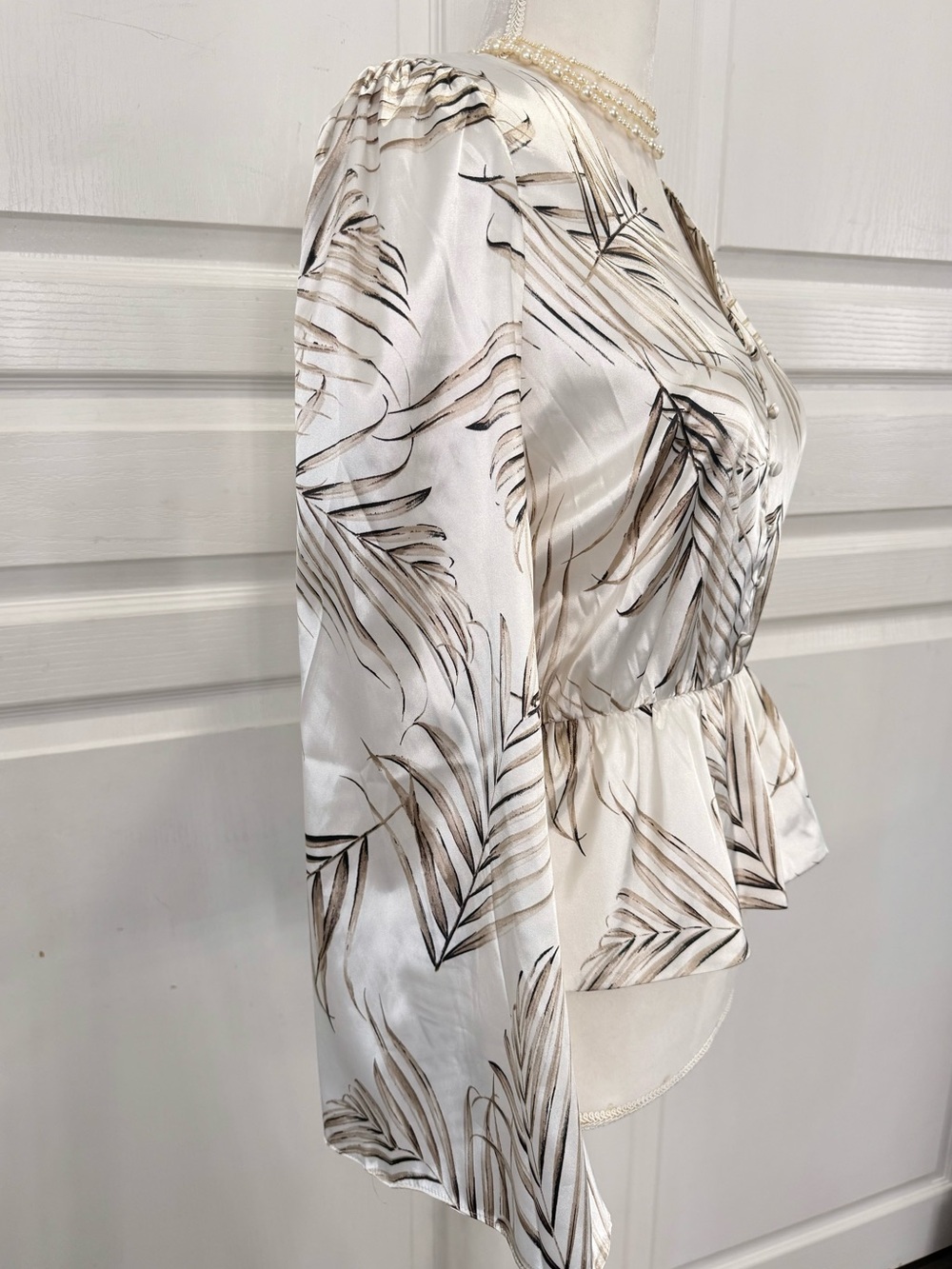 White House Black Market Cream and Taupe Palm-Print V-Neck Peplum Blouse - Picture 3 of 7